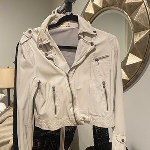 Chic Cream Leather Jacket with Zipper Details